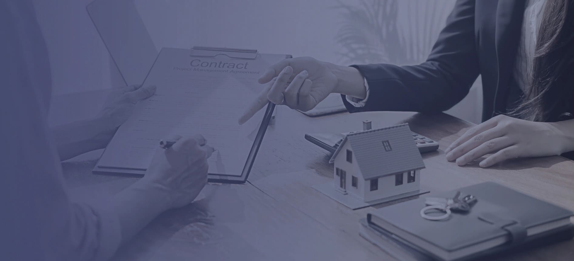Pareja firmando contrato de compra de casa con agente inmobiliario en oficina con vista a la ciudad